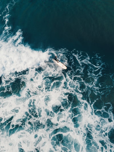 白天在海浪上冲浪的人